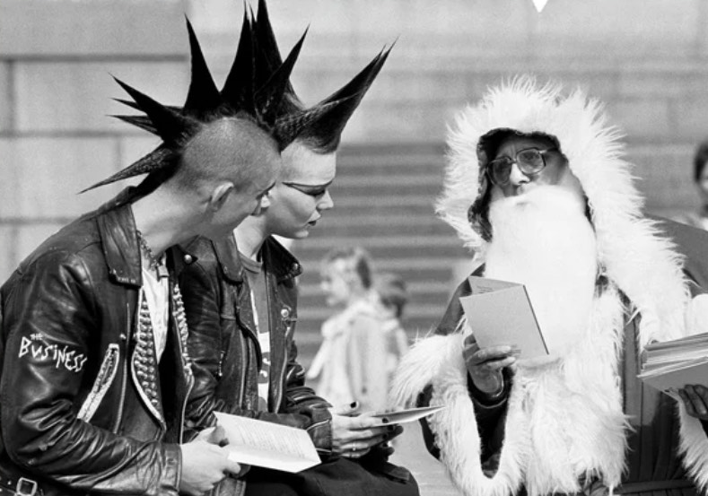 Unwrapping the Worst: Reviewing Punk Christmas Music and Ideologies